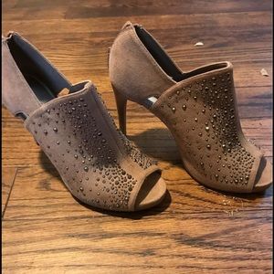 Jennifer Lopez Size 8 sparkle heel